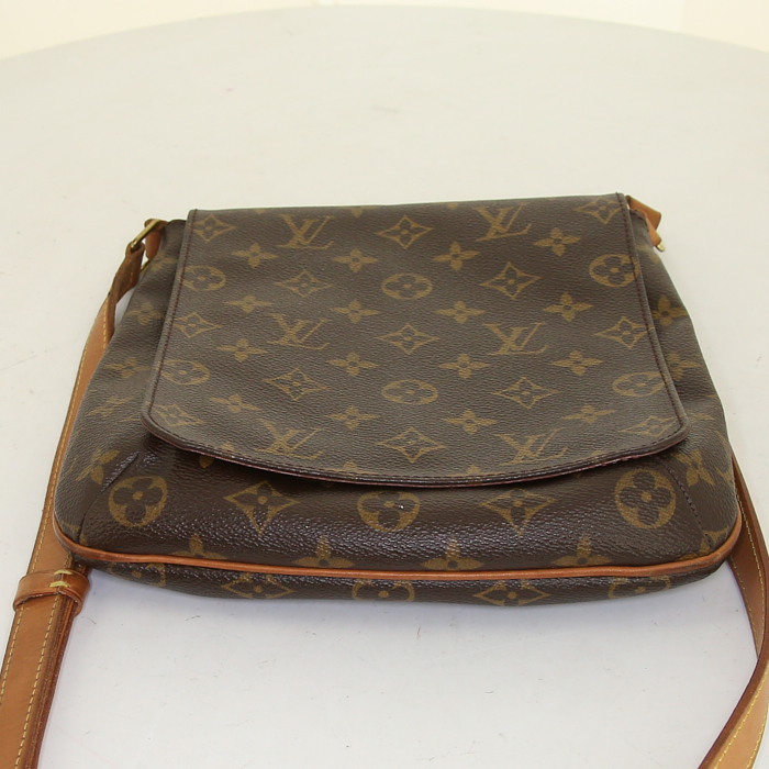 Sac bandoulière Louis Vuitton Musette Salsa petit modèle en toile monogram marron et cuir naturel - Detail D4