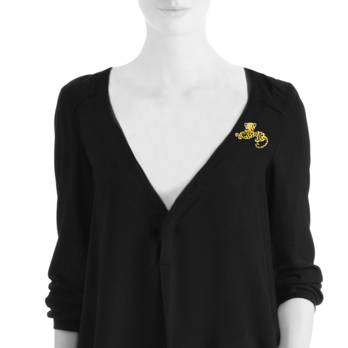 Spilla-ciondolo Fred Ombre Féline modello grande in oro giallo,  smalto nero e diamanti e smeraldo - Detail D1