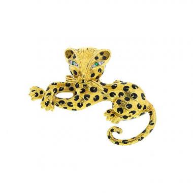 Broche époque années 80 Fred Ombre Féline grand modèle en or jaune,  émail noir et diamants et en émeraudes