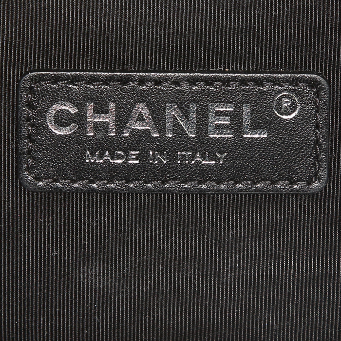 Bolso bandolera Chanel Mini Boy modelo pequeño en charol acolchado azul - Detail D4