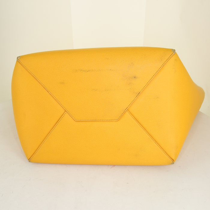 Celine Cabas Phantom shopping bag in yellow grained leather - Detail D4