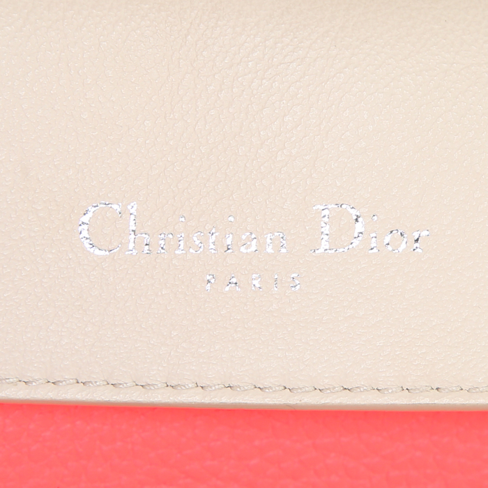 Sac bandoulière Dior Be Dior petit modèle en cuir grainé rose - Detail D4