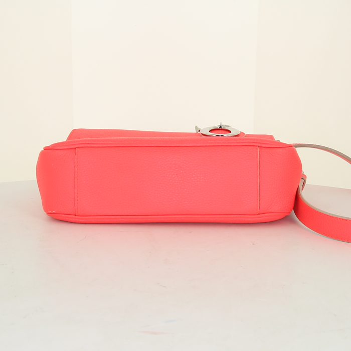 Sac bandoulière Dior Be Dior petit modèle en cuir grainé rose - Detail D5