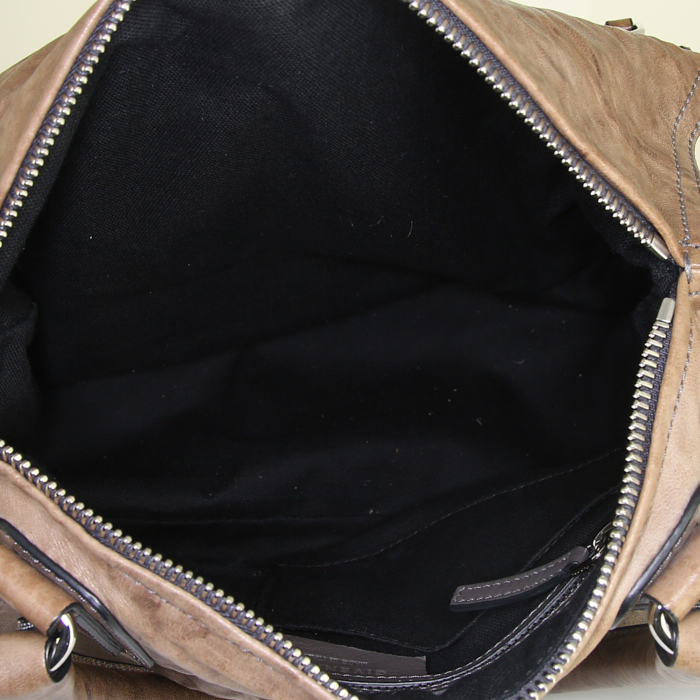 Sac bandoulière Givenchy Pandora moyen modèle en cuir effet vieilli taupe - Detail D3