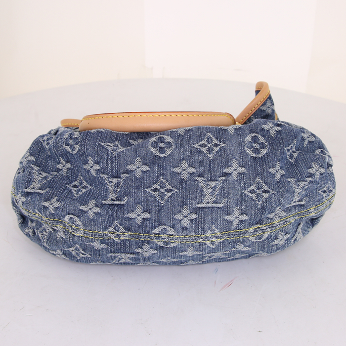 Bolso de mano Louis Vuitton Pleaty modelo pequeño en lona denim Monogram azul y cuero natural - Detail D4