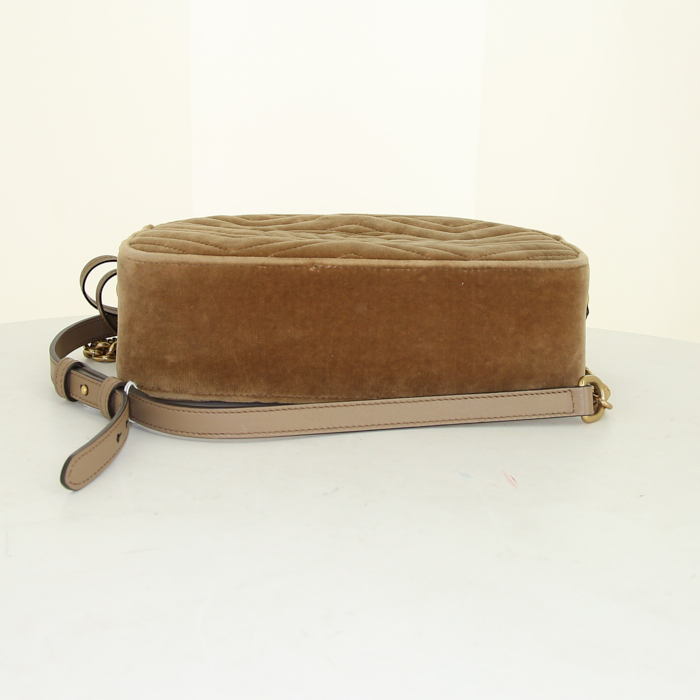 Bolso bandolera Gucci GG Marmont en terciopelo marrón - Detail D4