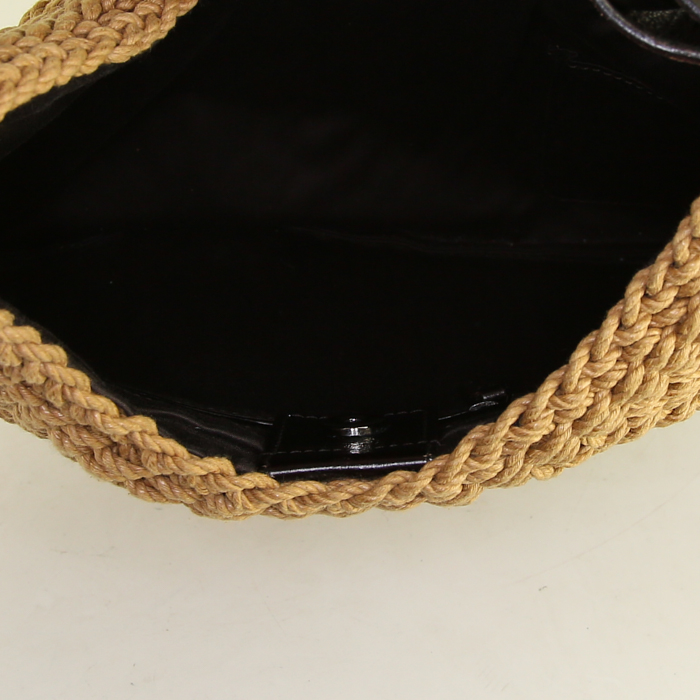 Bolso para llevar al hombro o en la mano Saint Laurent Mombasa modelo pequeño en raffia beige y cuero marrón - Detail D2