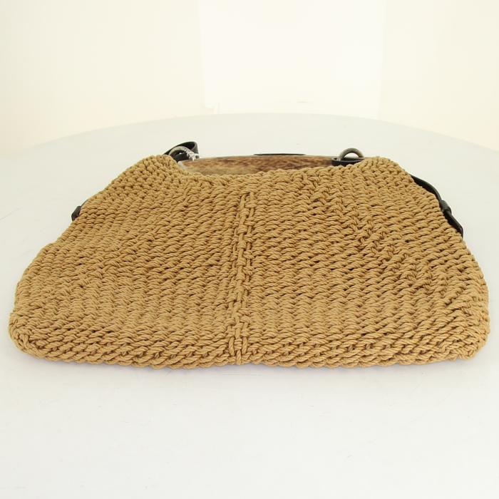Bolso para llevar al hombro o en la mano Saint Laurent Mombasa modelo pequeño en raffia beige y cuero marrón - Detail D4
