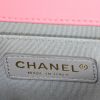 Sac bandoulière Chanel Boy en cuir matelassé rose - Detail D4 thumbnail