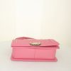 Chanel Boy shoulder bag in pink quilted leather - Detail D5 thumbnail