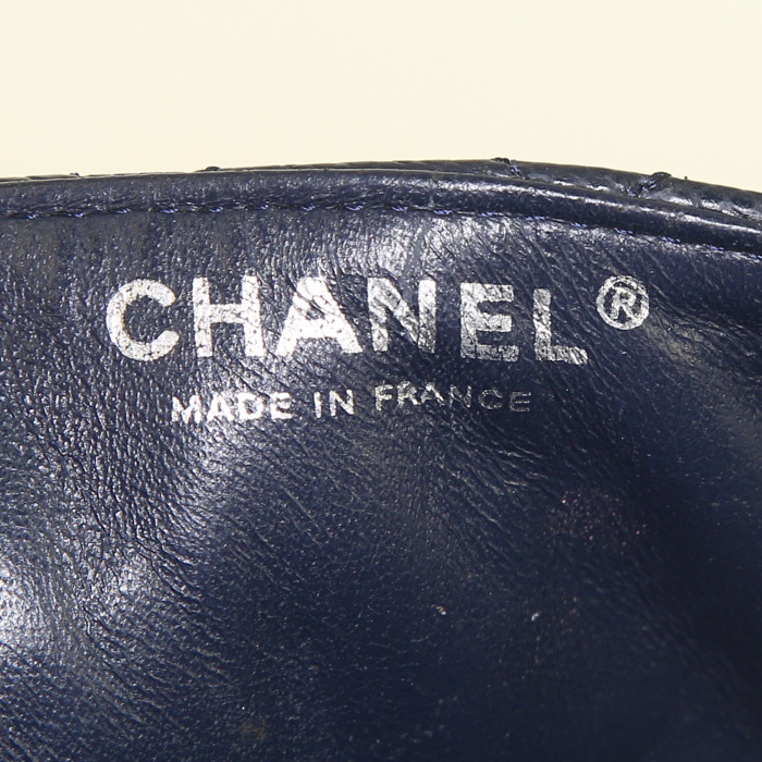 Chanel Baguette shoulder bag in blue quilted leather - Detail D3