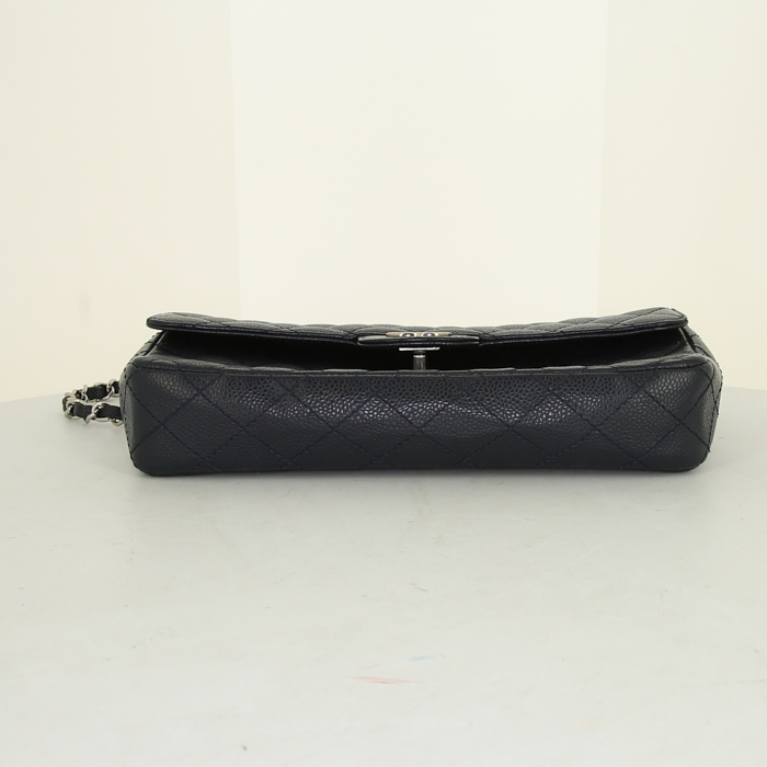 Chanel Baguette shoulder bag in blue quilted leather - Detail D4