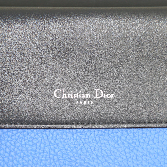 Bolso bandolera Dior Be Dior modelo grande en cuero granulado azul - Detail D4