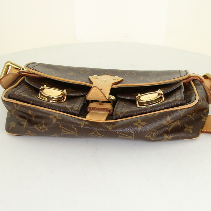 Sac à main Louis Vuitton Hudson en toile monogram marron et cuir naturel - Detail D4
