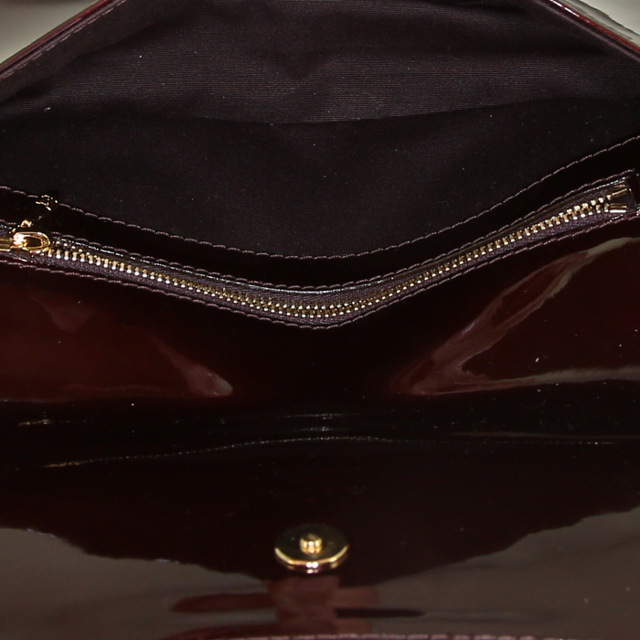 Bolsito de mano Louis Vuitton Sobe en charol color burdeos - Detail D2