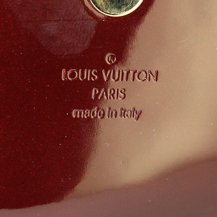 Bolsito de mano Louis Vuitton Sobe en charol color burdeos - Detail D3