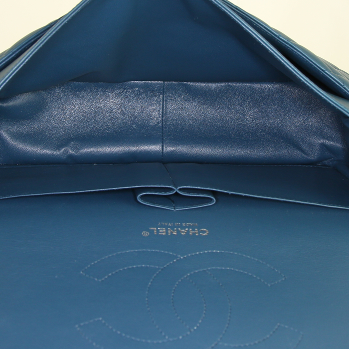 Chanel Timeless jumbo shoulder bag in pigeon blue quilted leather - Detail D3