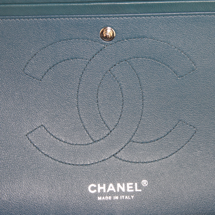 Bolso bandolera Chanel Timeless jumbo en cuero acolchado azul verdoso - Detail D4