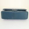 Bolso bandolera Chanel Timeless jumbo en cuero acolchado azul verdoso - Detail D5 thumbnail