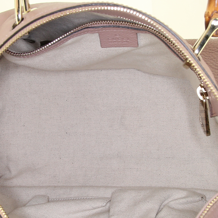 Bolso de mano Gucci Bamboo en cuero color rosa claro - Detail D3