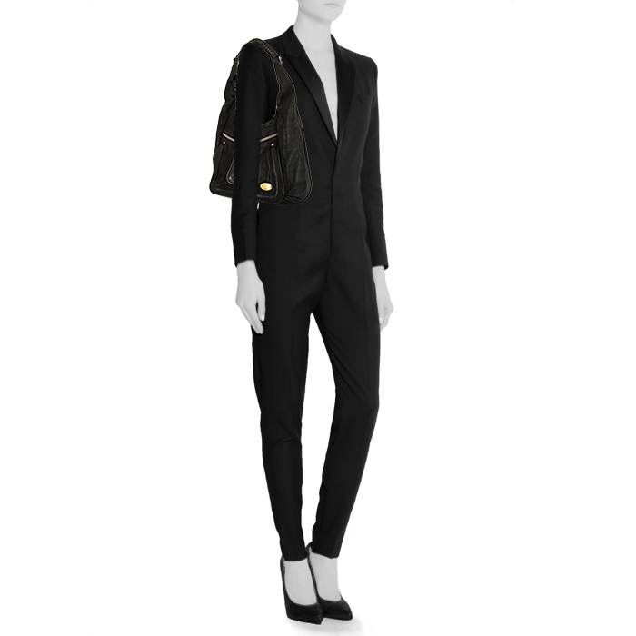 Chloé Bay bag worn on the shoulder or carried in the hand in black grained leather and black patent leather - Detail D1