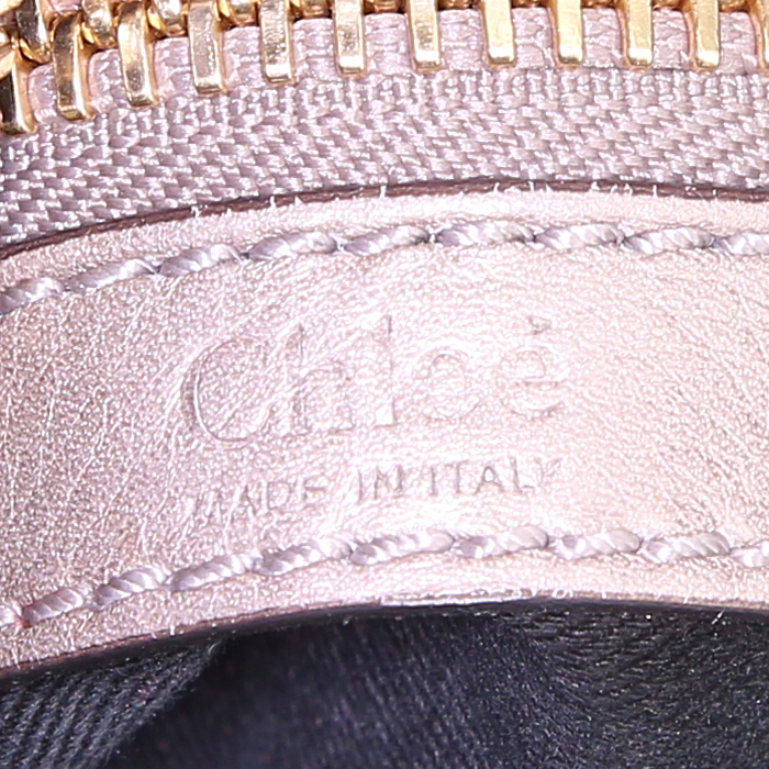 Chloé Bay bag worn on the shoulder or carried in the hand in black grained leather and black patent leather - Detail D3