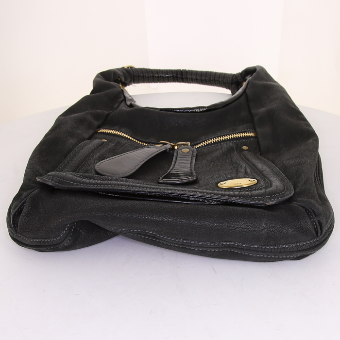 Chloé Bay bag worn on the shoulder or carried in the hand in black grained leather and black patent leather - Detail D4