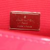 Bolso de mano Louis Vuitton Passadena en charol Monogram rosa - Detail D4 thumbnail