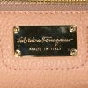 Bolso bandolera Salvatore Ferragamo en cuero granulado color rosa claro y cuero dorado - Detail D4 thumbnail