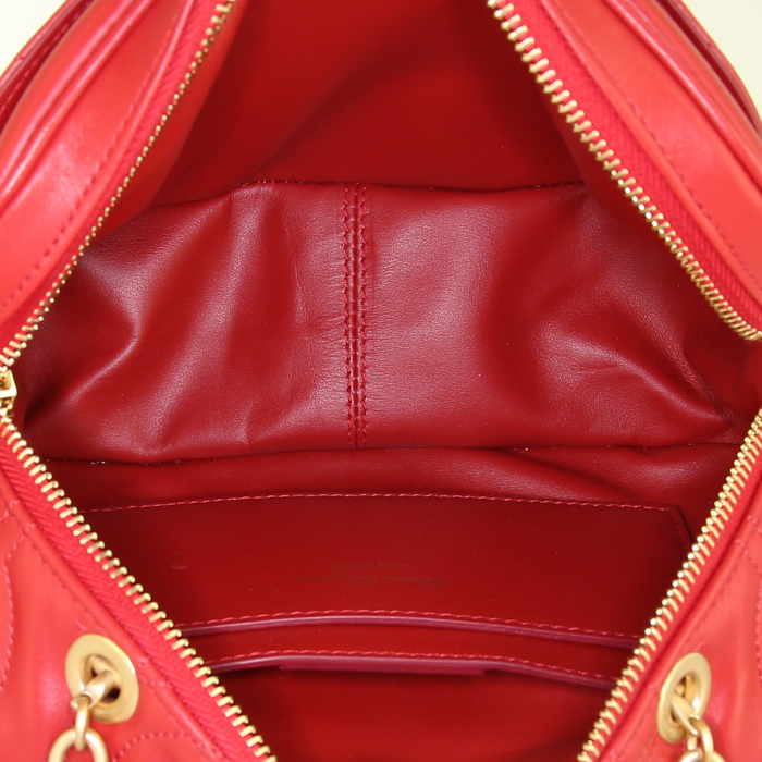 Salvatore Ferragamo Gancini shoulder bag in red quilted leather - Detail D2