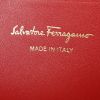 Sac bandoulière Salvatore Ferragamo Gancini en cuir matelassé rouge - Detail D3 thumbnail