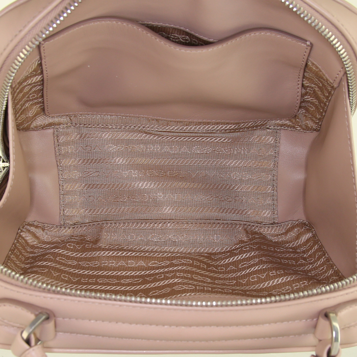 Prada Diagramme shoulder bag in beige quilted leather - Detail D3