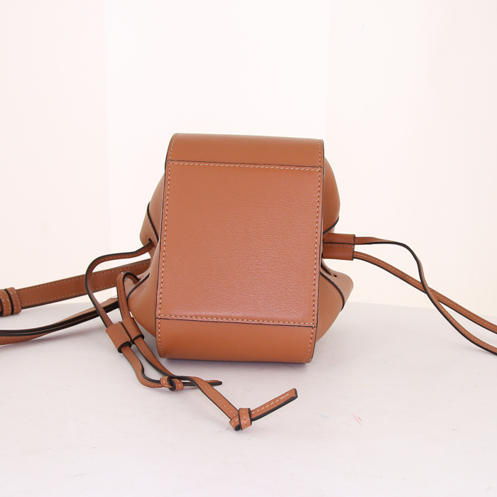 Sac bandoulière Loewe Hammock mini en cuir gold - Detail D5