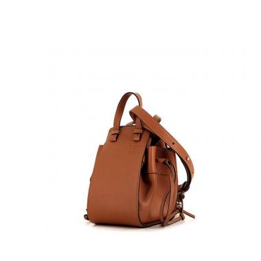 Bolso bandolera Loewe Hammock mini en cuero color oro