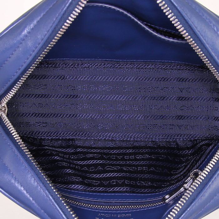 Prada Diagramme shoulder bag in blue quilted leather - Detail D2