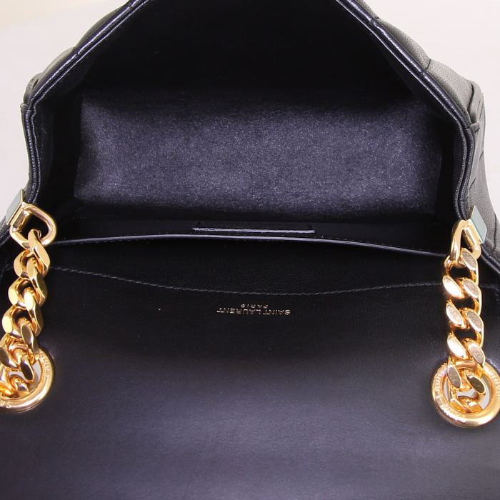 Bolso bandolera Saint Laurent Vicky en cuero acolchado negro - Detail D2