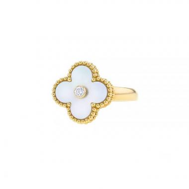 Bague Van Cleef 
Arpels Alhambra Vintage en or jaune,  nacre blanche et diamant