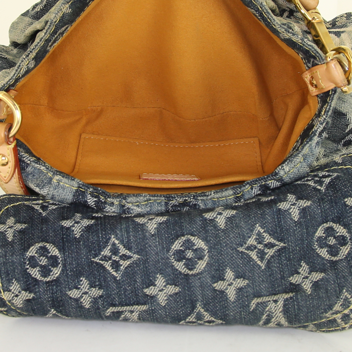 Bolso para llevar al hombro o en la mano Louis Vuitton Pleaty en lona denim Monogram dos tonos azul y cuero natural - Detail D2