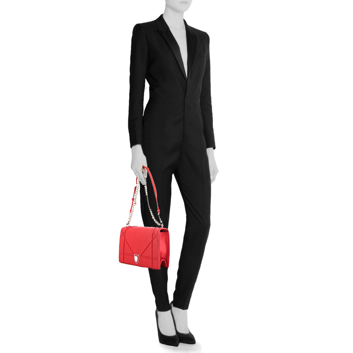 Bolso bandolera Dior Diorama en cuero granulado rojo - Detail D1