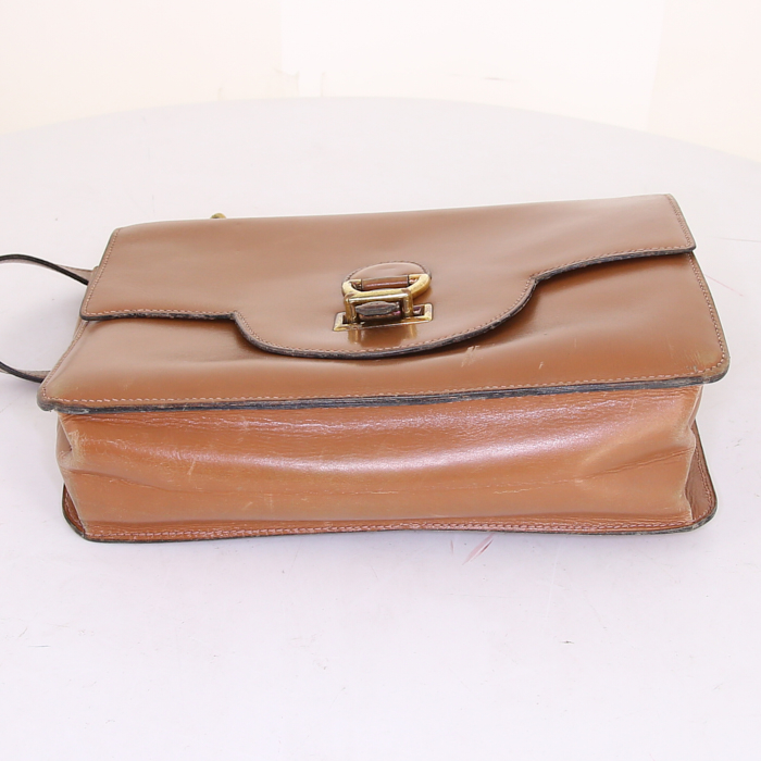 Bolso bandolera Hermès Sandrine en cuero box color oro - Detail D4