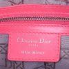 Sac bandoulière Dior Lady Dior moyen modèle en cuir cannage rose - Detail D4 thumbnail