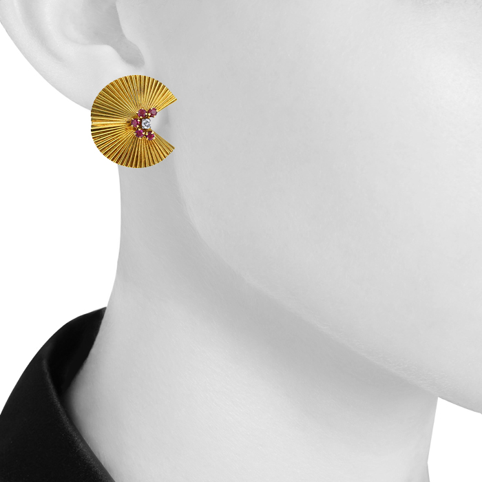 Paire de boucles d'oreilles époque années 50 Vintage en or jaune,  diamants et rubis - Detail D1