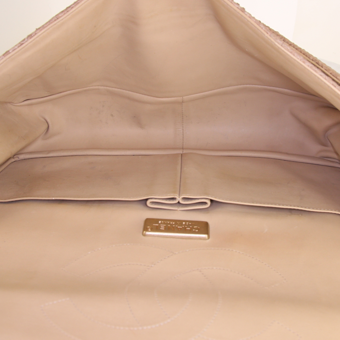 Sac porté épaule ou main Chanel 2.55 en python beige - Detail D3