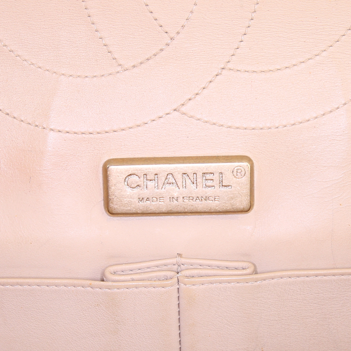 Sac porté épaule ou main Chanel 2.55 en python beige - Detail D4