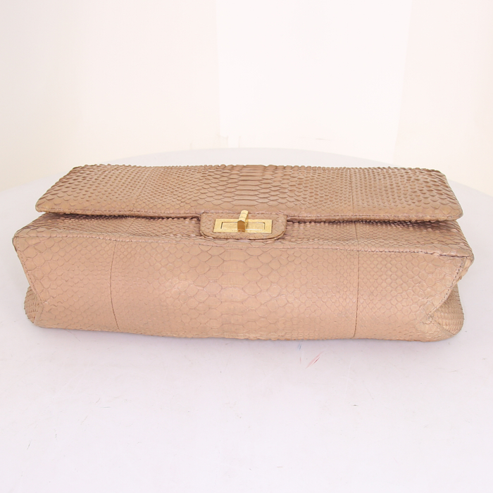 Sac porté épaule ou main Chanel 2.55 en python beige - Detail D5