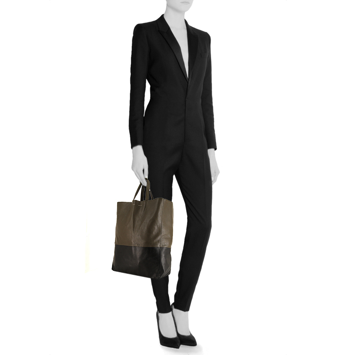 Celine Vertical shopping bag in brown and black bicolor leather - Detail D1