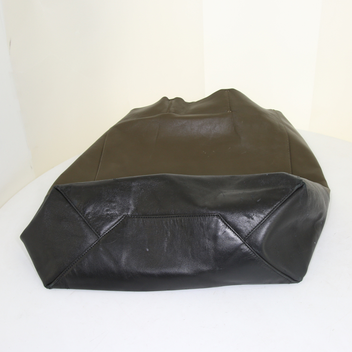 Celine Vertical shopping bag in brown and black bicolor leather - Detail D4