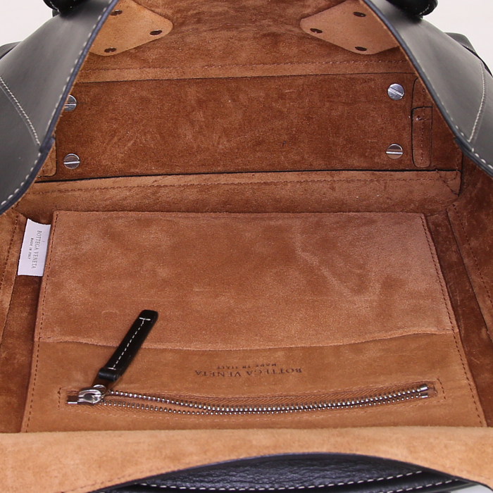 Sac porté épaule ou main Bottega Veneta Arco 33 en cuir noir - Detail D2