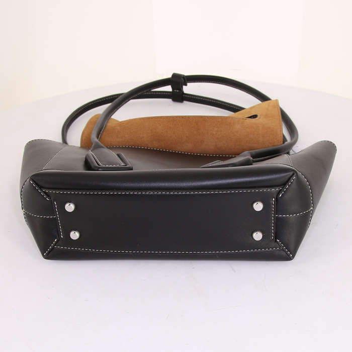 Sac porté épaule ou main Bottega Veneta Arco 33 en cuir noir - Detail D4