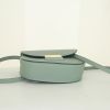 Bolso bandolera Céline Trotteur modelo pequeño en cuero granulado verde agua - Detail D4 thumbnail